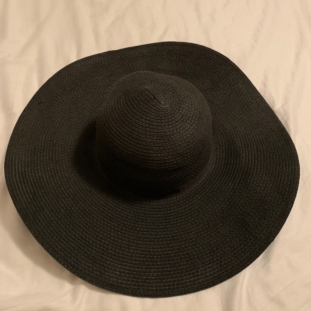 Black flowy hat